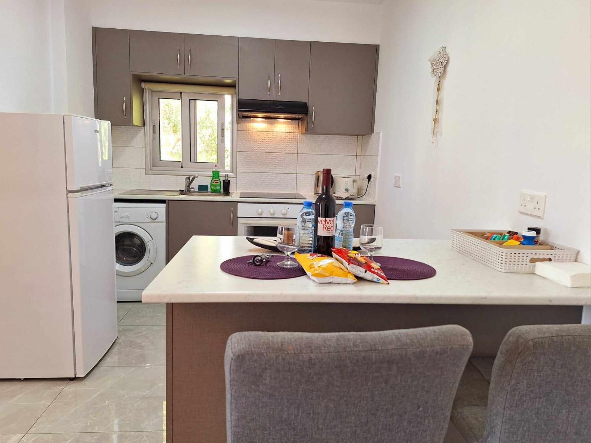 Charming Holiday Retreat Kato Paphos Apt 400M To The Beach Luaran gambar